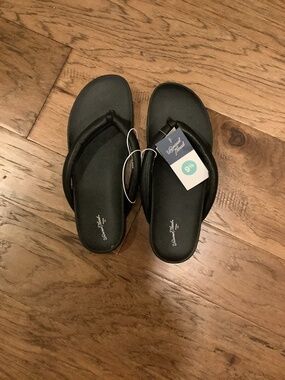 Universal thread woman’s sandals